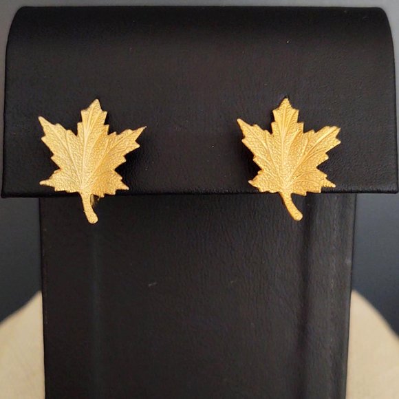 Jewelry - Clip on gold textured leaf earrings
